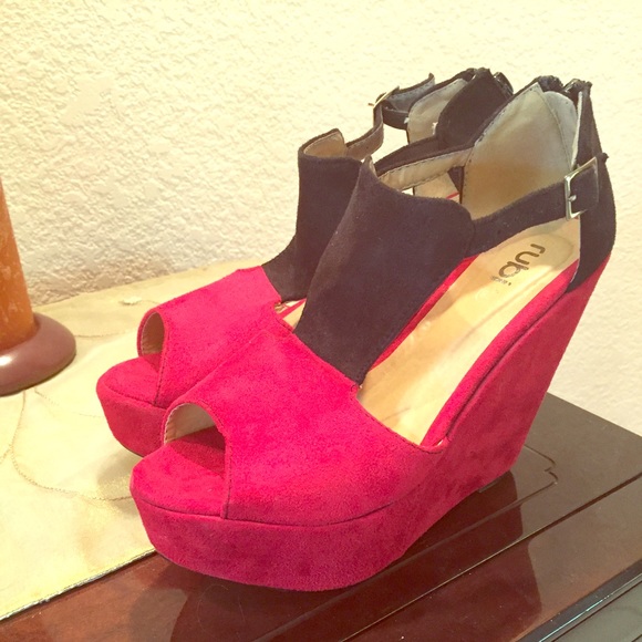 Colorblock red & black wedges