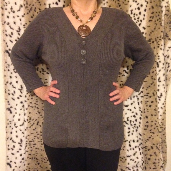 DRESSBARN Gray 3/4 Sleeve Top. Size Large.