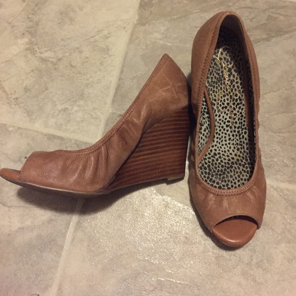 Jessica Simpson Tan 3" wedge