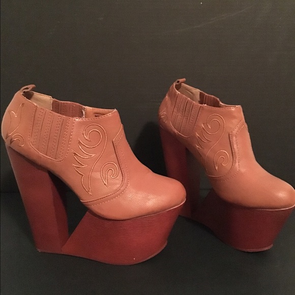 NEVER WORN • Ankle Bootie - size 6.5
