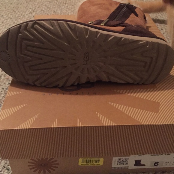 UGG Boots sz 6 / w 220$ receipt showing I paid. - Picture 2 of 4