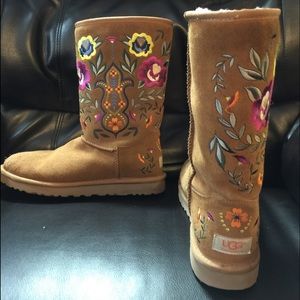 Ugg's embroidered women's size 9. Worn once New.