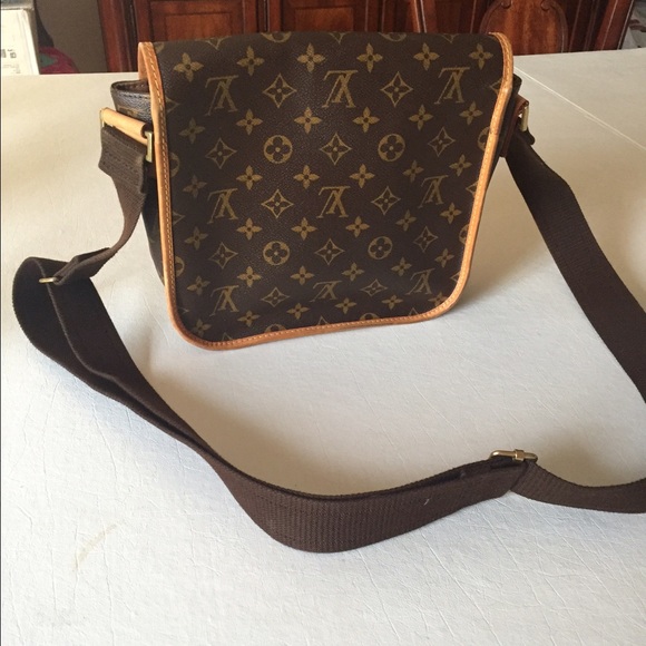 SOLD! Authentic Louis Vuitton Bosphore messenger - Picture 2 of 4