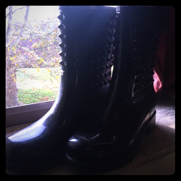Fashionable spiked rain boots