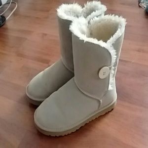 Uggs Bailey Button (sand)