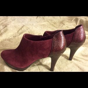 Bandolino shoe bootie. Leather Upper. Wine color