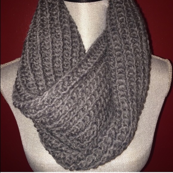 ⛈BNWT- H&M 3 for 30 set infinity scarf set!💨 - Picture 2 of 4