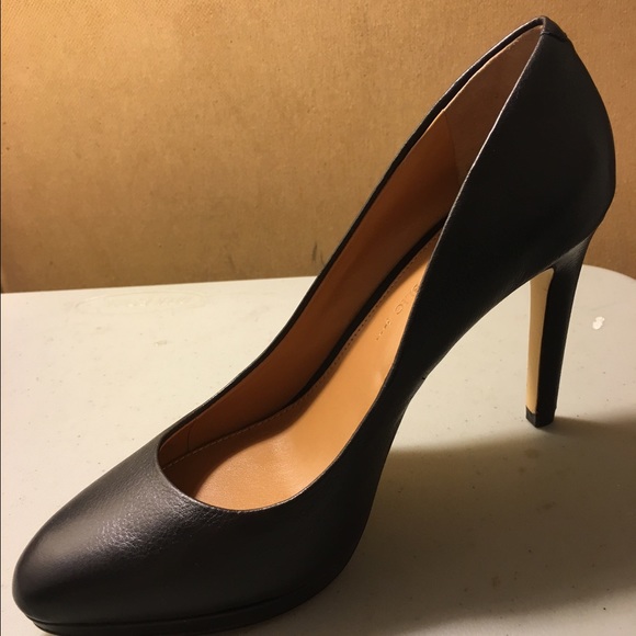 Kelsey pump black color from Banana republic - Picture 1 of 4
