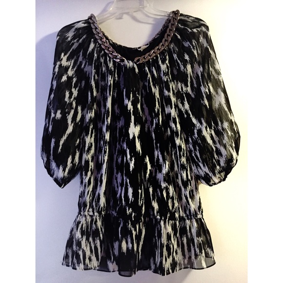 Cute Top w Chain Neckline