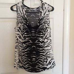 Black/white print blouse w/scoop neck