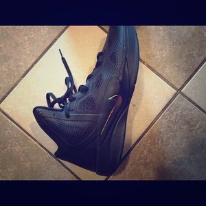 Men's basketball shoe