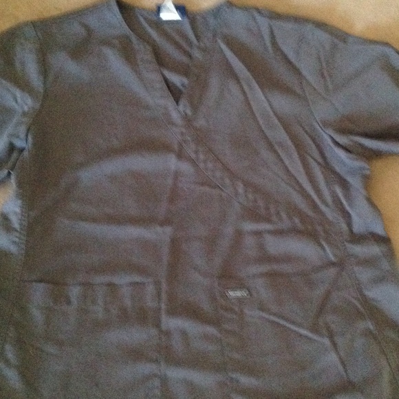 Grey scrub top in great shape