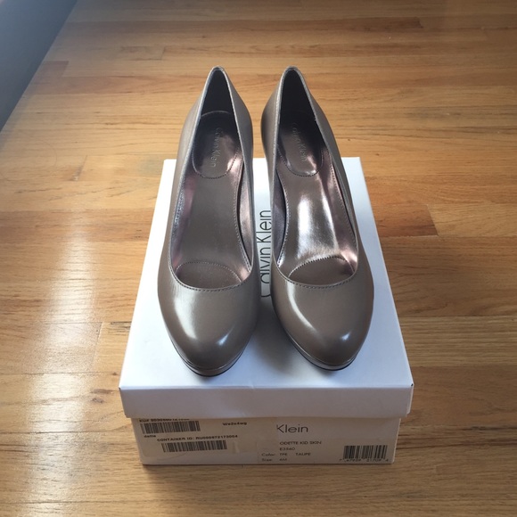 New grey leather pumps Calvin Klein