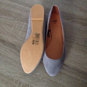 Gray faux suede pointy flats
