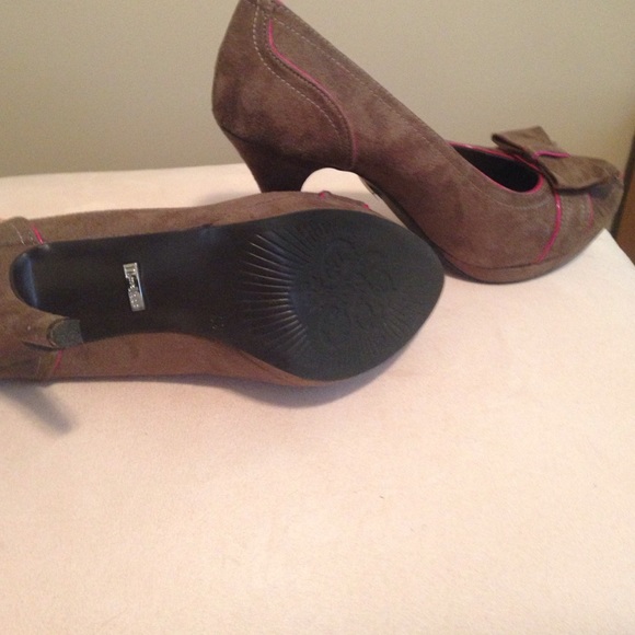 Like new brown & pink bow heels - Picture 3 of 4