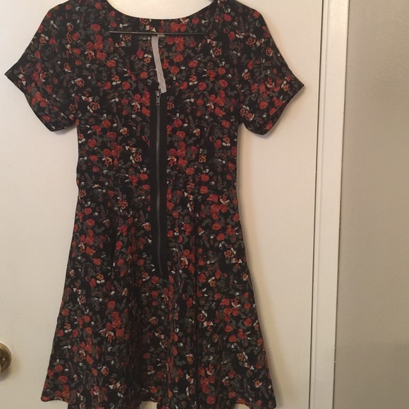 Selling a flower dress size S, perfect for fall.😊