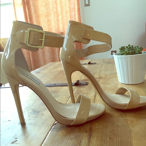 SZ 8 Steve Madden strappy sandals.