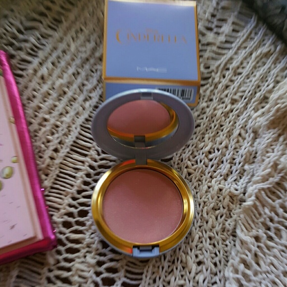 Mac Cinderella Collection Coupe D'Chic Powder - Picture 2 of 2