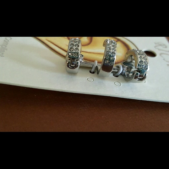 Earring Cuff - Picture 3 of 3