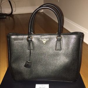 Authentic  black Saffiano Lux-Tote