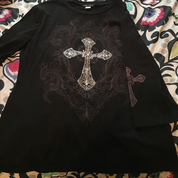 XL Black Cross T-Shirt😍