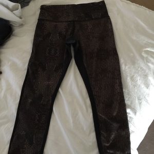 Wunder under brown and gold leggings