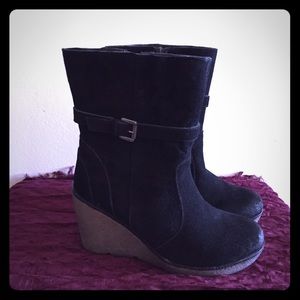 Black wedge boot