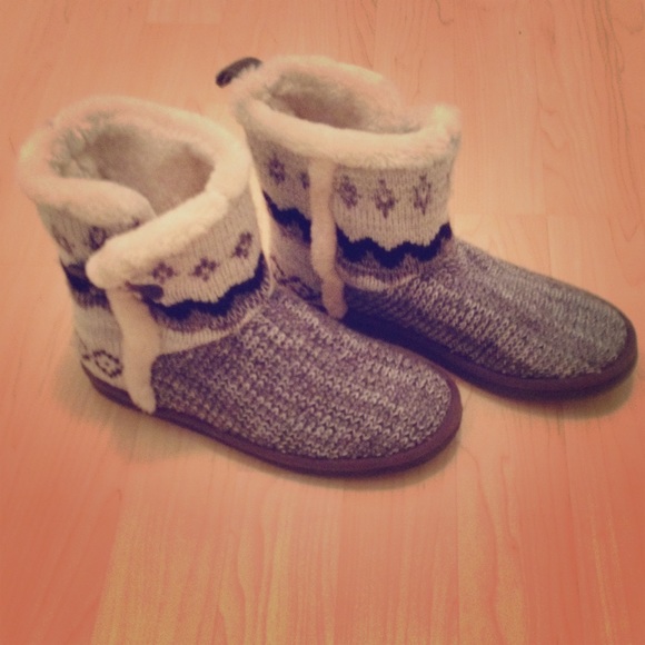NWOT AEO Cozy Sweater Booties