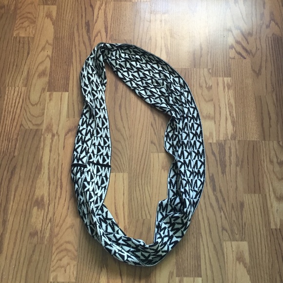 Michael kors circle scarf