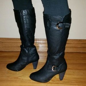 *** SOLD ***Black mid calf boots