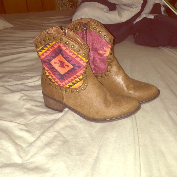 NWOT Aztec ankle boots
