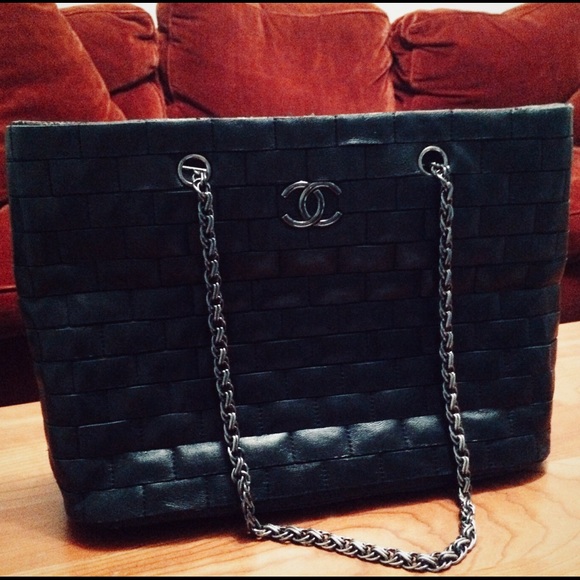 Authentic black CHANEL bag - Picture 1 of 4