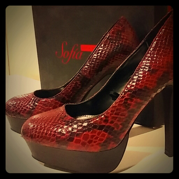 Sophia Vergara red snake pattern pumps