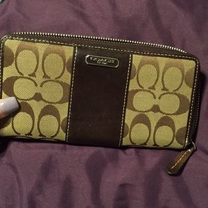 AUTHENTIC COACH WALLET MUST GO!