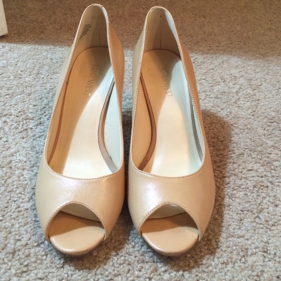 Nine West peep toe pump, 2.5 inch heel! Like new!
