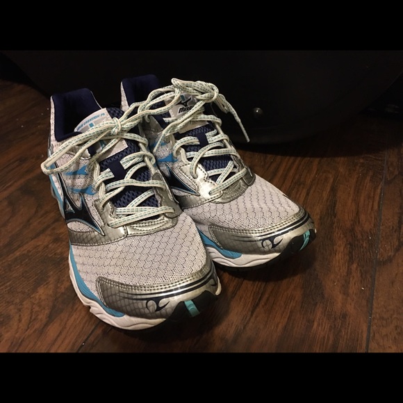 SOLD Mizuno Wave Creation athletic shoes - Picture 1 of 4