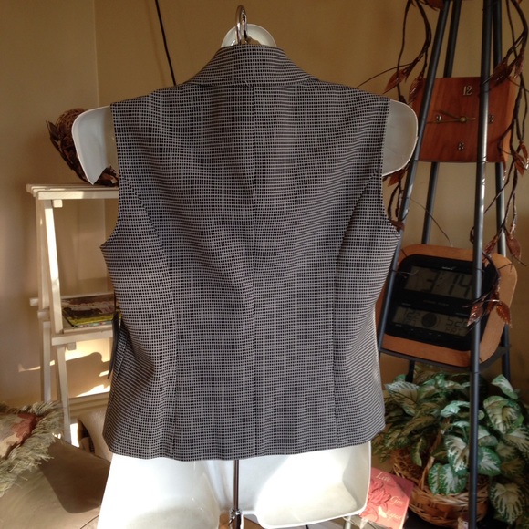 White & Black Checkered Vest. - Picture 4 of 4