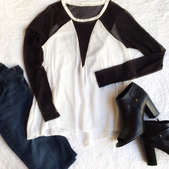 Urban Outfitters Tops - 🎉HP 11/28🎉Urban Outfitters Black and White Top