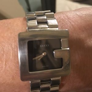Authentic women's Gucci 3600 watch black dial.