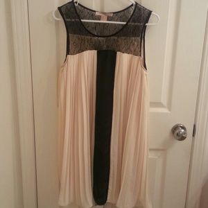 Beige pleated swing dress with black lace