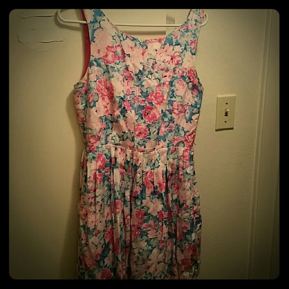 Beautiful floral dress w back detail