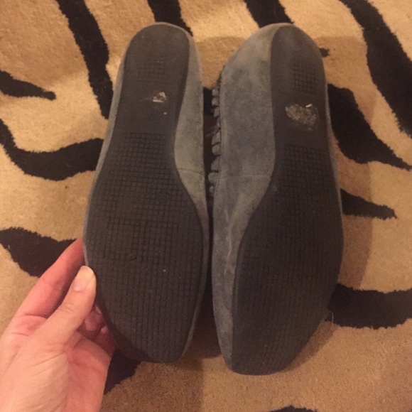 Gray ruffled bow flats size 9 - Picture 2 of 3