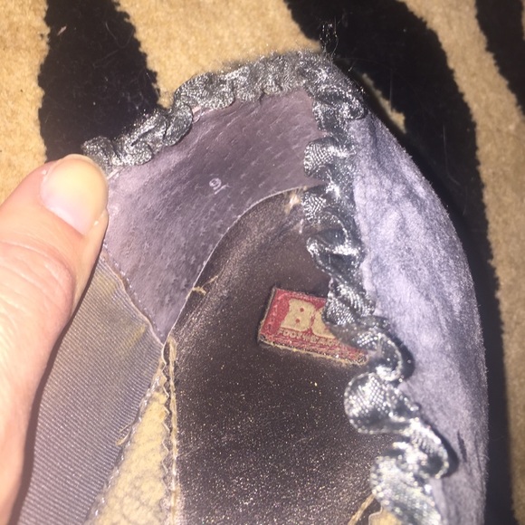 Gray ruffled bow flats size 9 - Picture 3 of 3