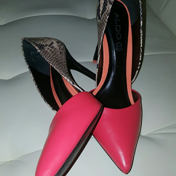 Women Heels - Picture 2 of 3