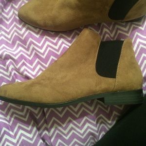 NWOT Forever 21 tan and black booties