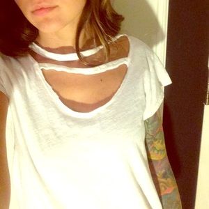 Slash collar LnA tee