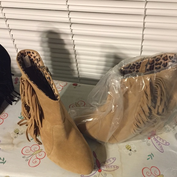 NWOT Tan suede fringe booties