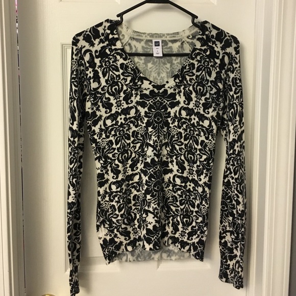 GAP printed black & white light sweater small