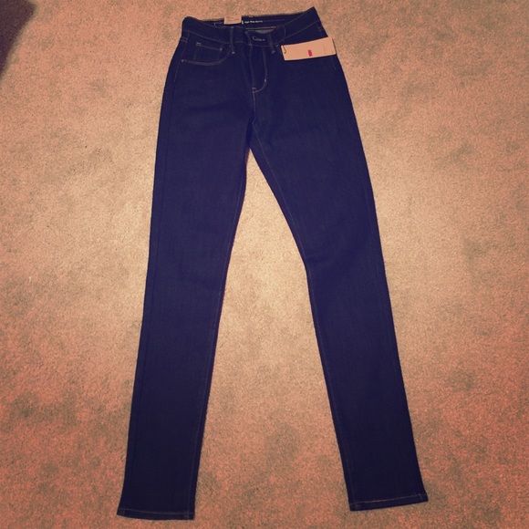 NWT Levis high waisted skinny jeans. Dark blue.