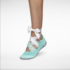 Last night!! Selling the Nike slip on shoe!